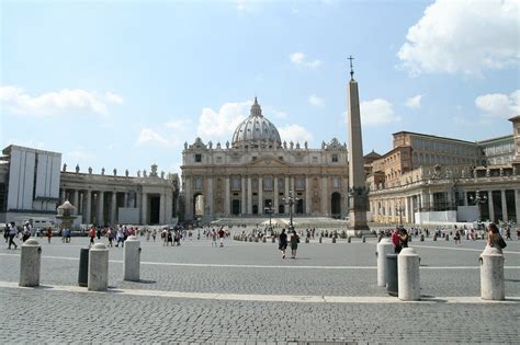 A Guide to St. Peter's Square - Vatican Tips