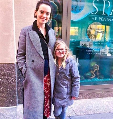 Daisy Ridley & young fan People, Art, England, Fan, Fashion, Daisy Ridley, Rey, Celebrities ...