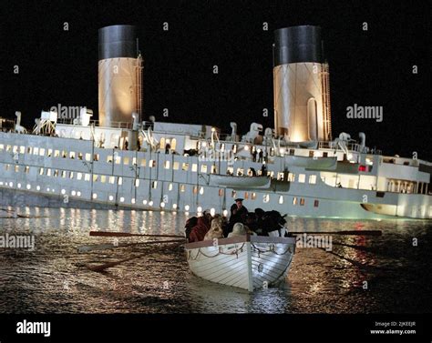 Titanic sinking film still hi-res stock photography and images - Alamy