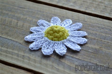 Free Crochet Flower Pattern Day 6 – Daisy – Crochet Arcade