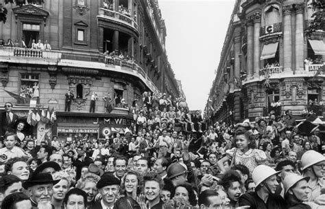 Crowds celebrating the liberation of Paris. France. August 25th, 1944. – Magnum Photos