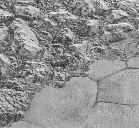 New Horizons: Sharpest images of Pluto's surface - BBC News