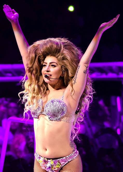 Lady Gaga performing Venus at the ARTPOP ball | Lady gaga photoshoot, Lady gaga pictures, Lady ...