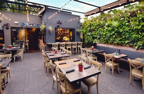 bowling green restaurants with outdoor seating - Carolynn Burger