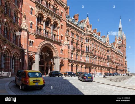 St pancras station building hi-res stock photography and images - Alamy