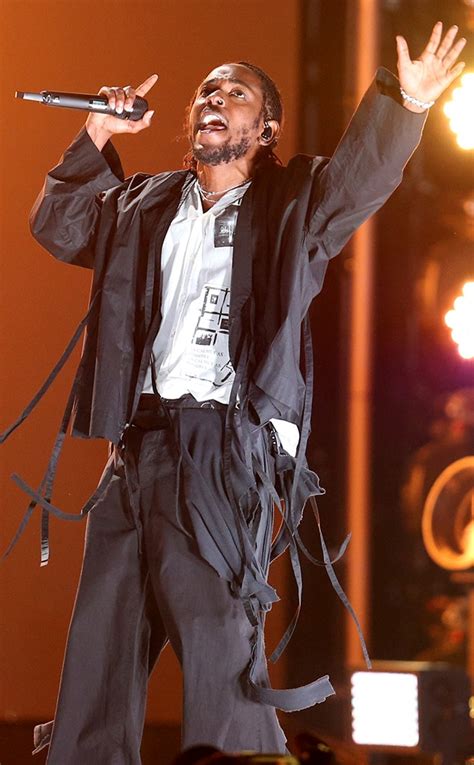 Kendrick Lamar Electrifies 2018 Grammys With Opening Performance - E! Online - UK