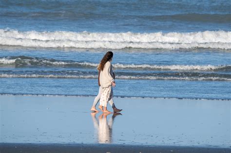 Friends Walking on the Beach · Free Stock Photo