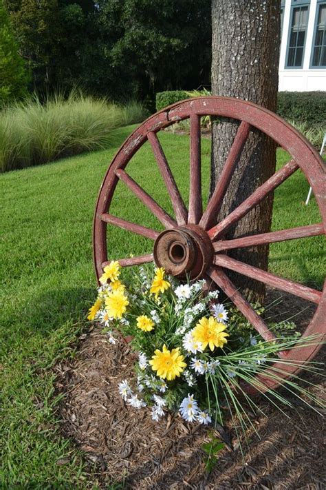 16 Magnificent Ways to Use Old Wagon Wheels In Your Garden - The ART in LIFE