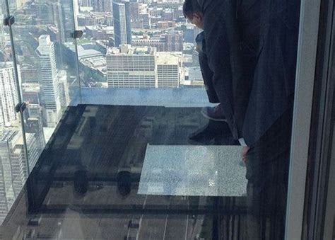 Willis Tower's Glass Skydeck Is Broken And Terrifying (8 pics)