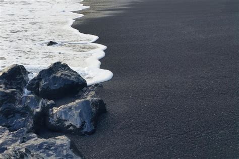 5 black sand beaches in Maui 🌴 + THE Maui black sand beach you need to see! Honokalani Beach! 🌴 ...