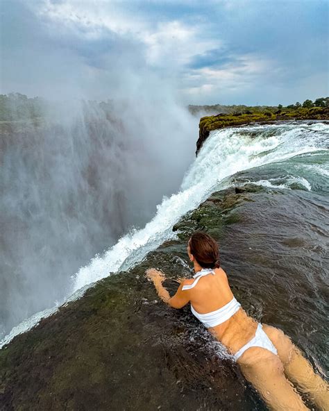 How to visit the Victoria Falls in Zambia & Zimbabwe - the best travel guide & tips - voyagefox