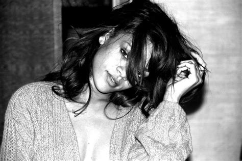 Backstage Candids From Rihanna's Loud Tour [Photos] | Entertainment Rundown