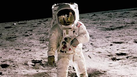 Moon landing: Neil Armstrong becomes the first man to walk on the moon | KidsNews