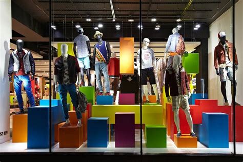 Winter Retail Window Displays: 15 Creative Ideas to Boost Your Sales! - Themtraicay.com