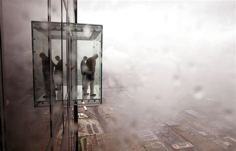 Willis Tower 103-storey glass SkyDeck floor cracks in Chicago