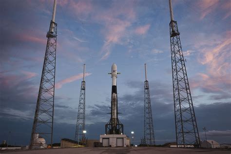 Watch SpaceX launch 60 Starlink satellites into orbit live right here – BGR