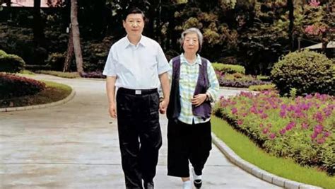 CGTN: How does Xi Jinping express gratitude and love to his mother?