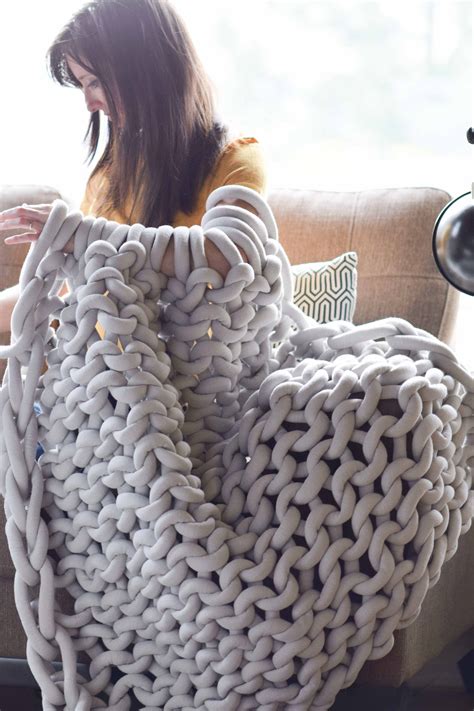 How To Easily Knit A Big Yarn Blanket – Mama In A Stitch