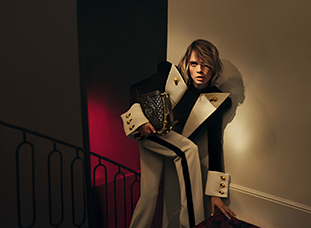 CARA DELEVINGNE携手OLIVIER ROUSTEING联合推出BALMAIN全新包款，并登上2019秋冬广告画面