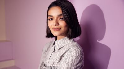 Rachel Zegler, Pink background, American actress