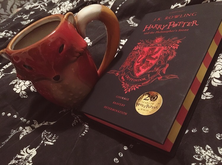 Last night I drank tea with honey and read this beautiful new edition of Harry Potter ❤️