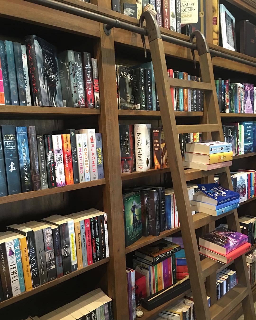 tilly-and-her-books:
“ I’m going to have to organise my books and make it homey for when my copy of Empire of Storms arrive! It feels like I’m the only one without it 😭
”
We are SERIOUSLY loving this bookshelf!