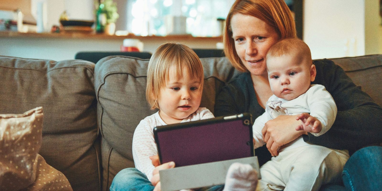 Official screen time recommendations for kids | Mother and two toddlers looking at an iPad