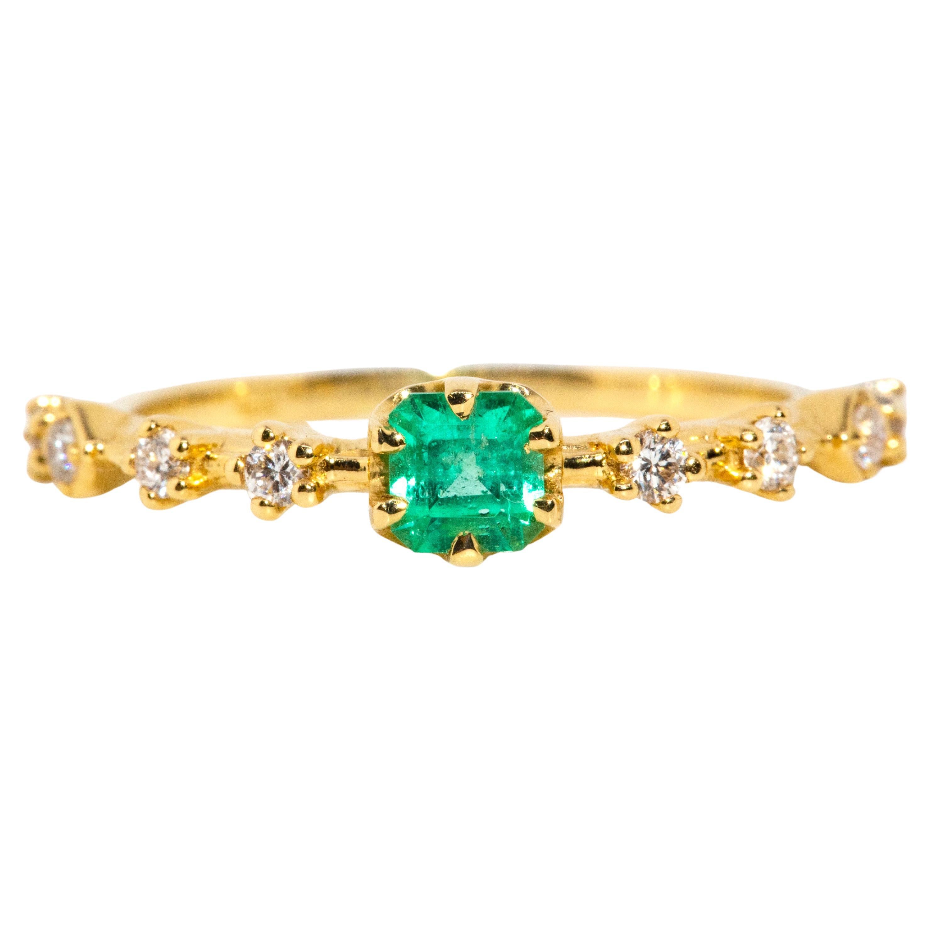 Contemporary 0.31 Carat Natural Emerald & Diamond Band 18 Carat Yellow Gold