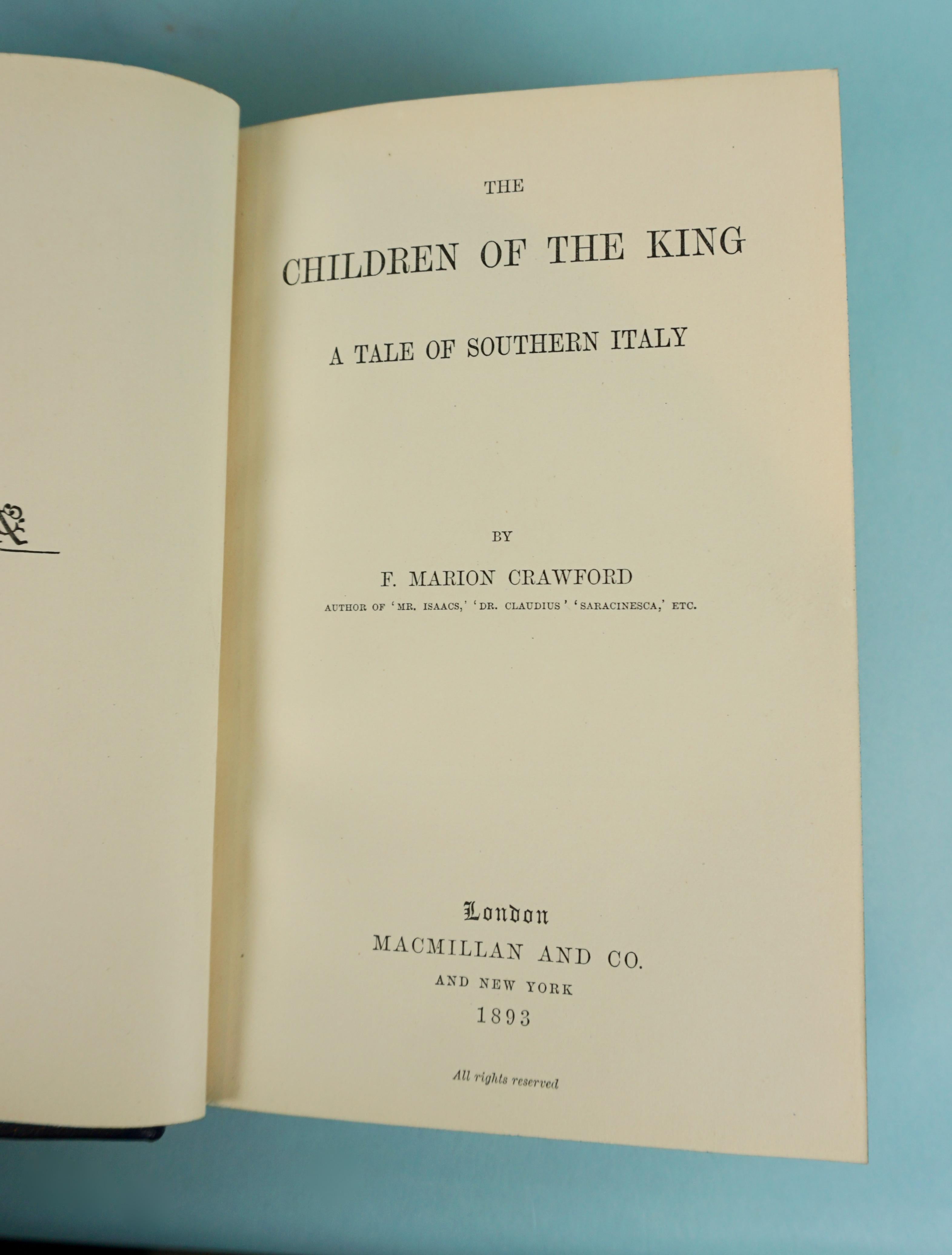 Le opere dello scrittore americano di epoca vittoriana F. Marion Crawford (1854-1909), un erudito romanziere nato in Italia, figlio di uno scultore. Il cofanetto include alcune delle sue opere più conosciute come Children of the KIng, a Tale of