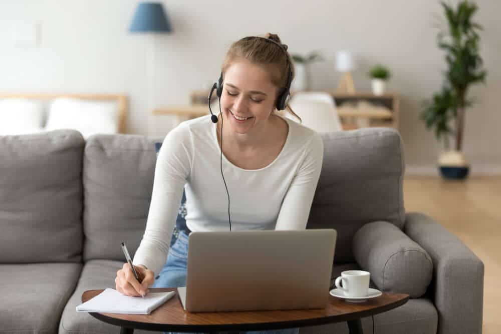 Mulher estudando inglês pelo computador