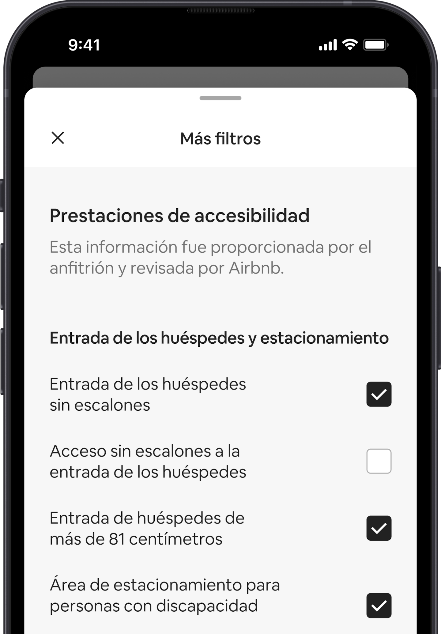 Un celular muestra la función de más filtros, que es uno de los muchos filtros de búsqueda. Hay un encabezado de sección que dice “Prestaciones de accesibilidad”. Debajo de las prestaciones de accesibilidad están agrupadas por zonas como “Entrada de los huéspedes y estacionamiento”. Hay casillas de verificación donde puedes seleccionar todas las prestaciones que quieras.