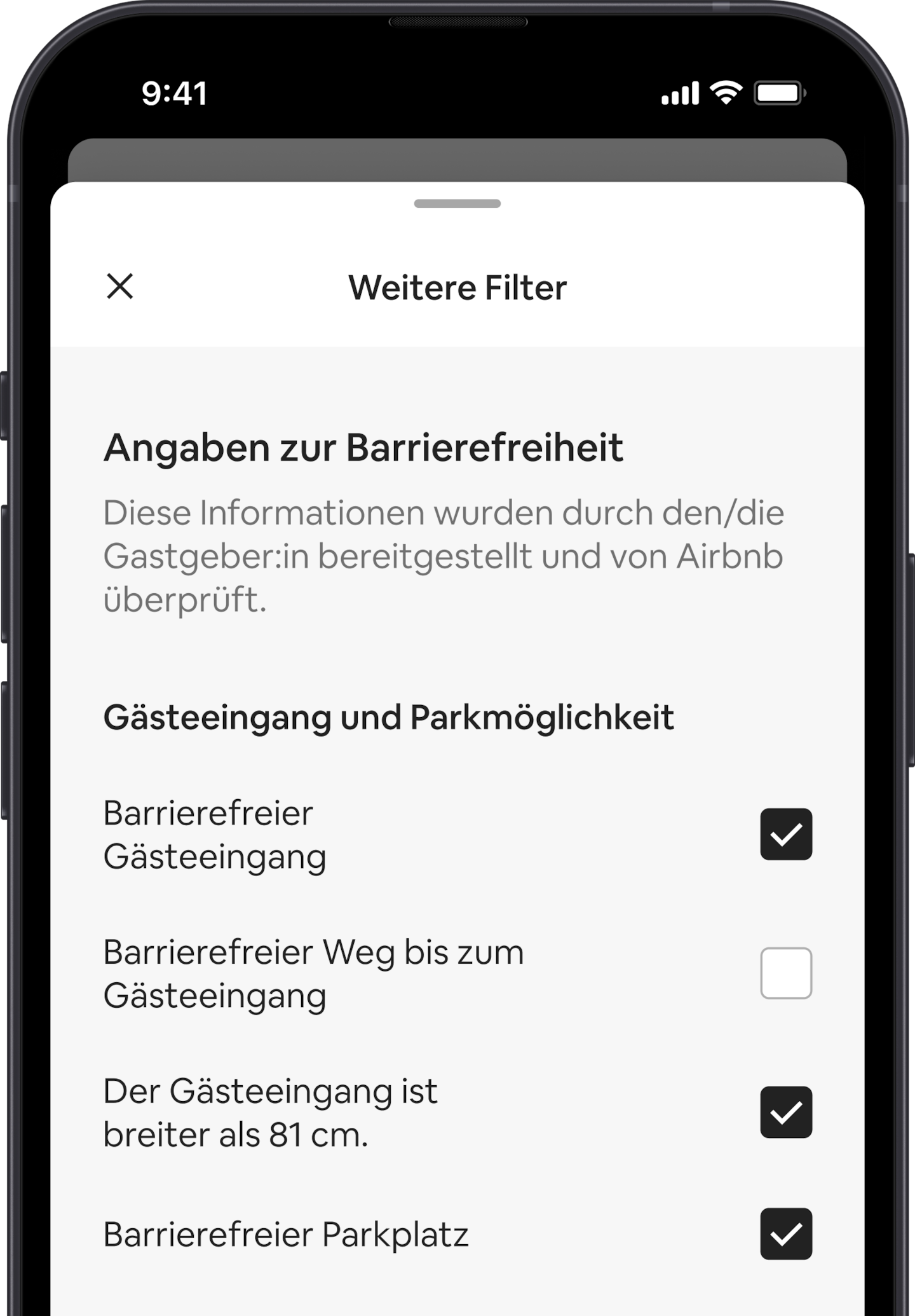 Auf einem Mobiltelefon wird die Einblendung „Weitere Filter“ angezeigt, die einen von vielen Suchfiltern darstellt. Es gibt einen Abschnitt mit der Überschrift „Angaben zur Barrierefreiheit“. Unterhalb ist die barrierefreie Ausstattung nach Bereichen wie „Gästeeingang und Parkmöglichkeit“ geordnet. Es gibt Kontrollkästchen, mit denen du so viele Merkmale auswählen kannst, wie du möchtest.