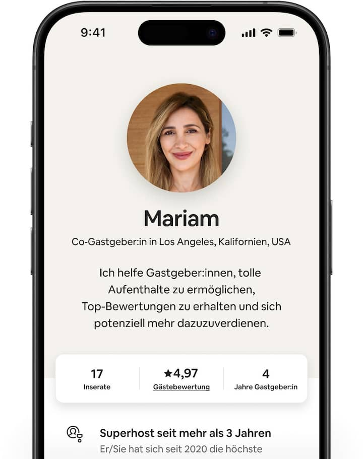 Bildschirme, auf denen die Airbnb-App geöffnet ist, zeigen verschiedene Co‑Gastgeber:innen-Profile. Die Profile enthalten jeweils einen kurzen Text der Co‑Gastgeber:innen, die Anzahl ihrer Inserate, die Bewertung von Gästen und wie lange sie schon Gastgeber:innen sind.