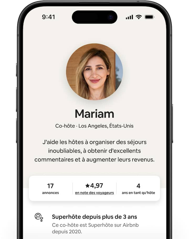 Des écrans Airbnb affichent différents profils de co-hôtes contenant une brève présentation, leur nombre d'annonces, l'évaluation des voyageurs et le nombre d'années d'expérience en tant qu'hôte.