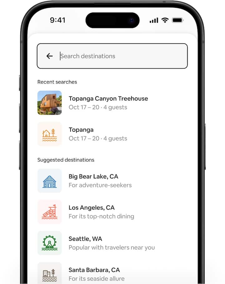 Airbnb स्क्रीन पर नए सिरे से डिज़ाइन किया गया खोज अनुभव और नए सुझाए गए डेस्टिनेशन के साथ-साथ एक मैप भी दिखाया गया है, जिसमें समय से खोज करने का सुझाव और आस-पास की दिलचस्प जगहें दिखाई गई हैं।