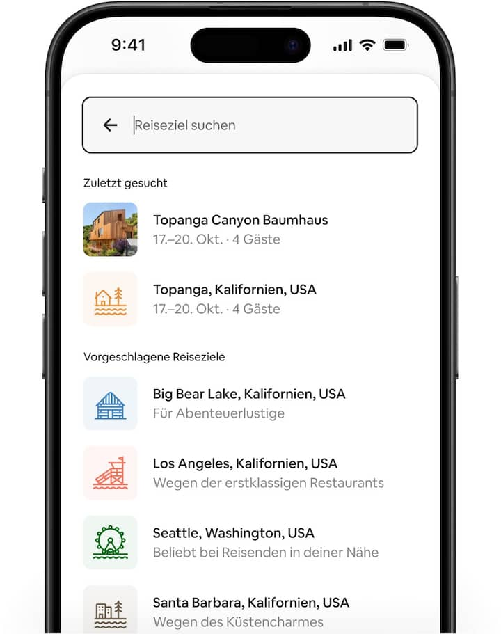 Bildschirme, auf denen die Airbnb-App geöffnet ist, zeigen die neu gestaltete Suchfunktion und neue vorgeschlagene Reiseziele sowie eine Karte mit einem aktuellen Suchtipp und interessanten Orten in der Nähe.