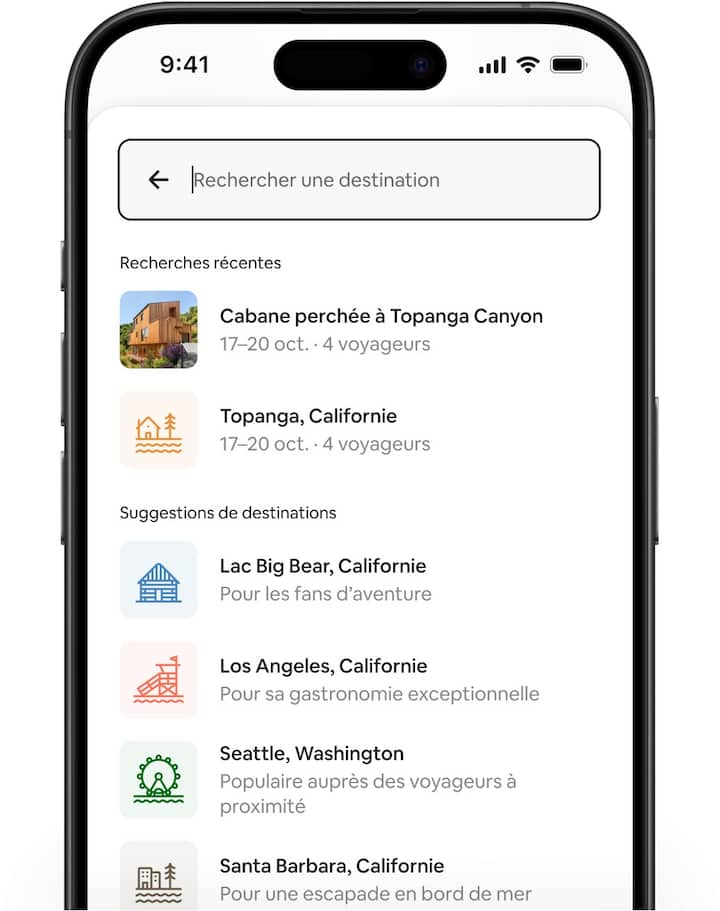 Des écrans Airbnb montrent l'expérience de recherche remaniée et les nouvelles destinations recommandées, ainsi qu'une carte affichant des astuces de recherche pertinentes et les points d'intérêt à proximité.