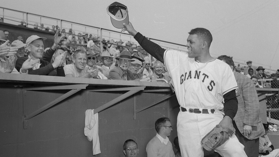 willie mays waves to fans