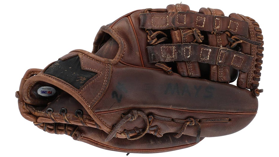 willie mays baseball glove up for auction