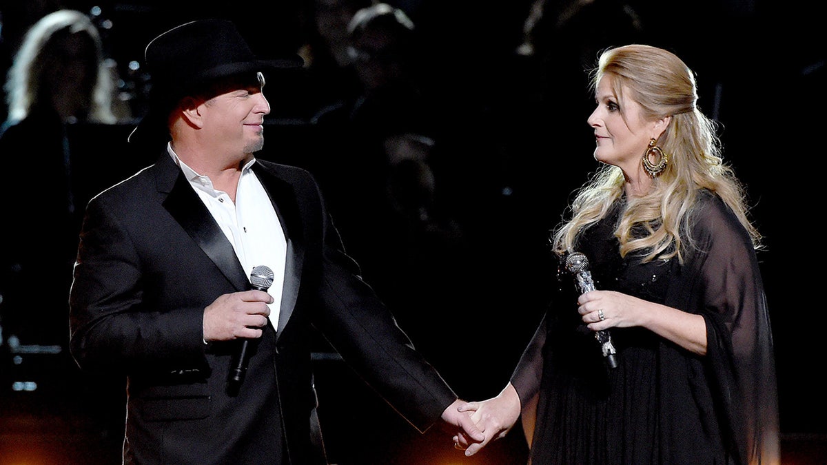 Garth Brooks and Trisha Yearwood performing together