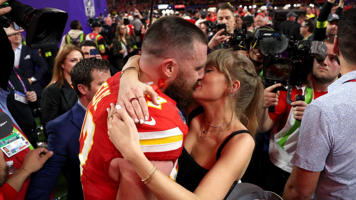 Travis Kelce and Taylor Swift kiss