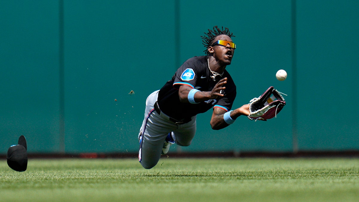 Jazz Chisholm Jr. dives for ball