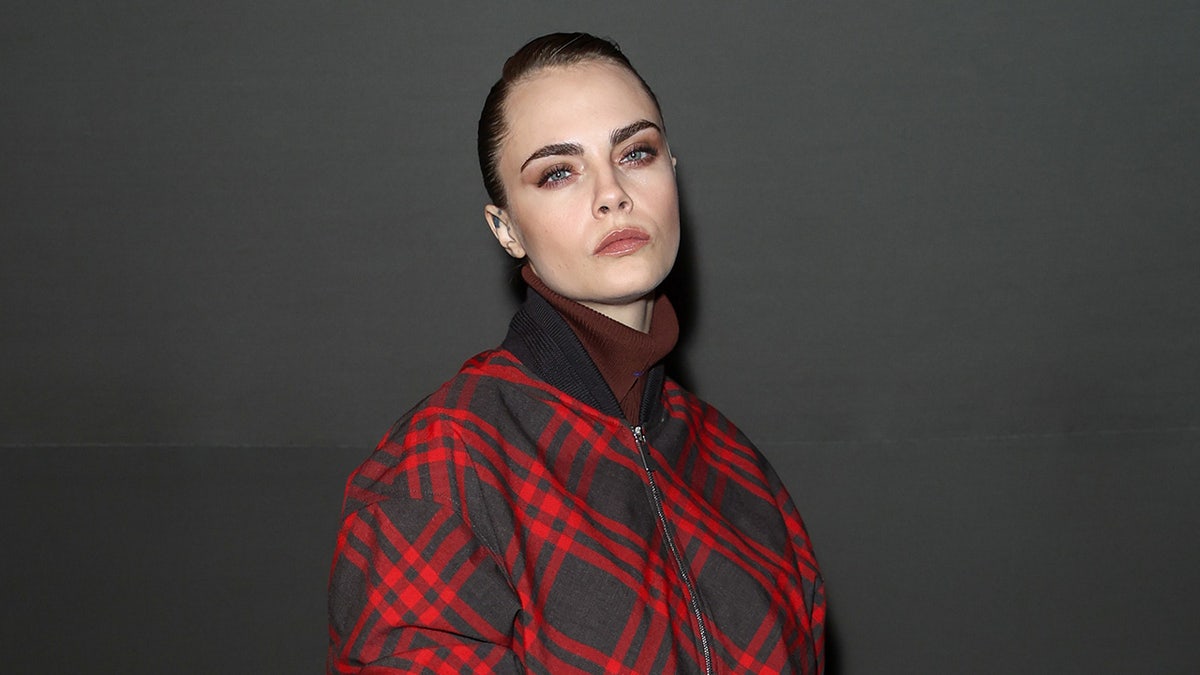 A photo of Cara Delevingne arriving at the Burberry Winter 2024 show