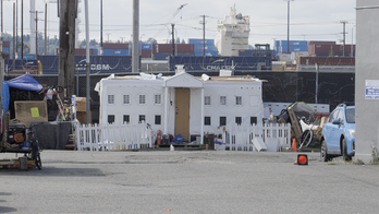 Homeless man erects White House encampment in Seattle