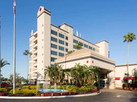 Ramada by Wyndham Kissimmee Gateway - Free Theme Park Shuttle，位于奥兰多的酒店