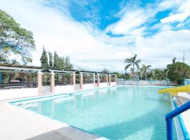 RedDoorz at Royal Grande Beach Resort Batangas，位于八打雁的酒店