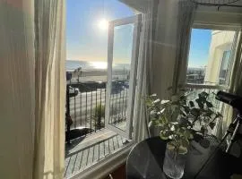 Seaview flat with balcony, spacious 2 bedroom