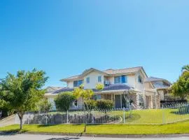 Spacious newly redecorated 5BD Family Home