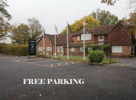 Trivelles Waterhall Country Gatwick Hotel & airport parking，位于克劳利的度假短租房