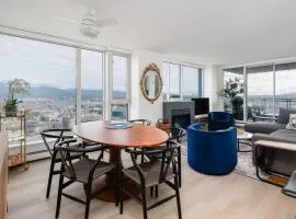 Luxury 2 Bed 2 Bath Condo Downtown Vancouver with Free Parking